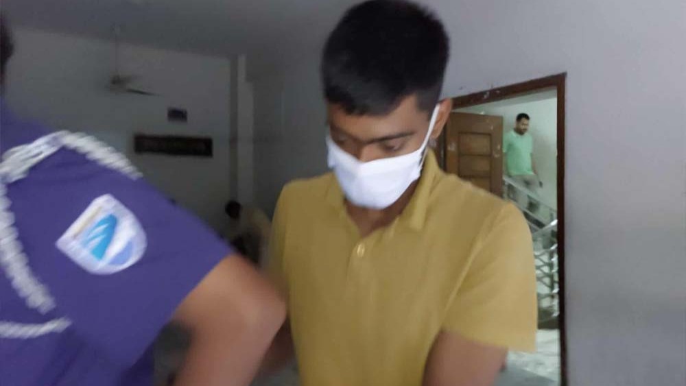 বউ রেখে আরেক নারীর দিকে চোখ যায় কেমনে: কনস্টেবলকে বিচারক